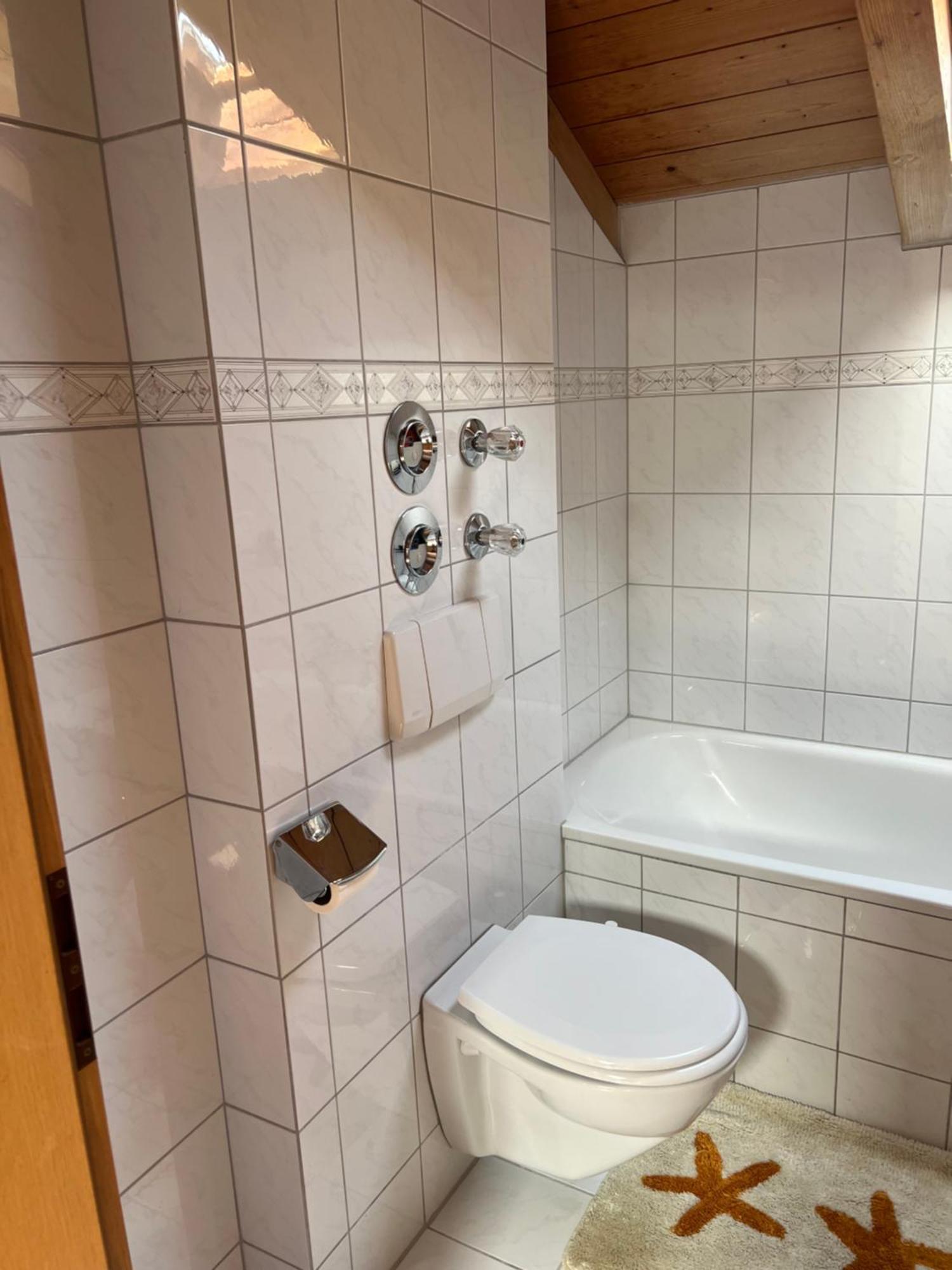 Gemuetliche Dachgeschosswohnung Mit Balkon Ainring Exteriör bild